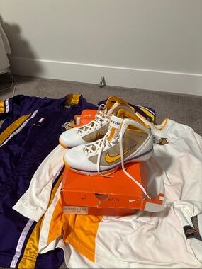 NBA LOS ANGELES LAKERS DERRIK FISHER SIGNED AND GAMEWORN BUNDLE